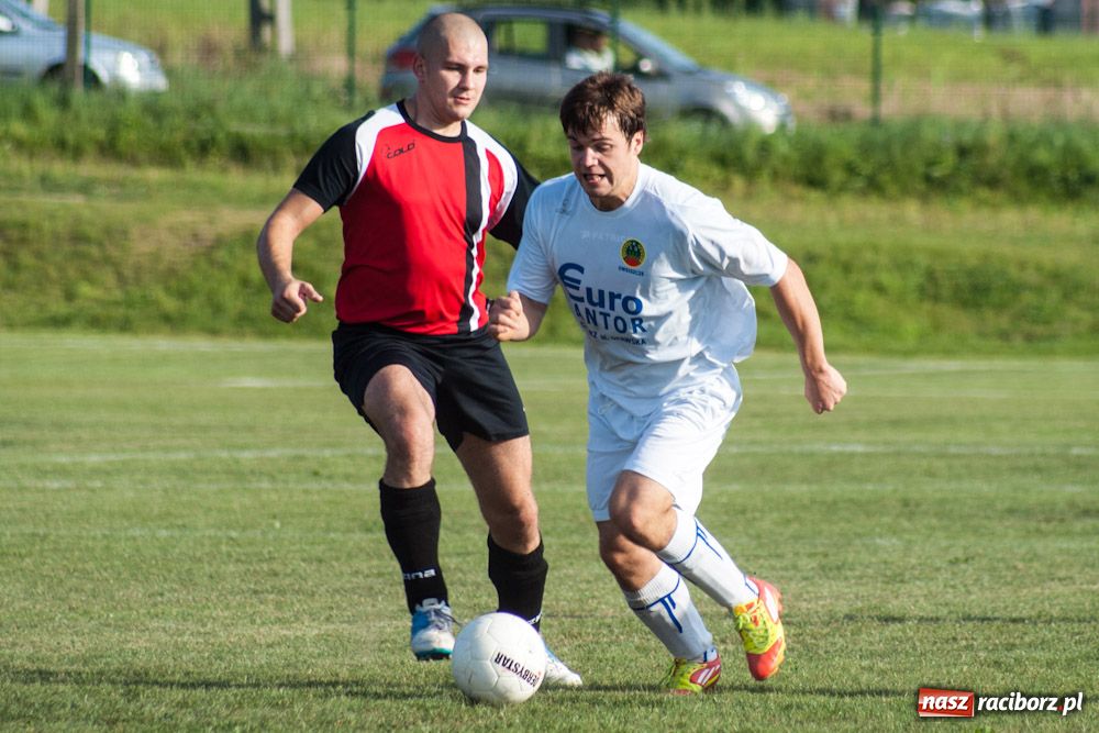 Zdjęcie w galerii na portalu naszraciborz.pl: Nerwowo na murawie w Brzeziu wiadomości z regionu