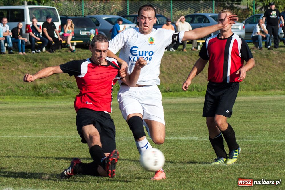 Zdjęcie w galerii na portalu naszraciborz.pl: Nerwowo na murawie w Brzeziu wiadomości z regionu
