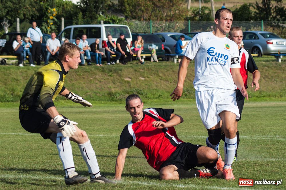 Zdjęcie w galerii na portalu naszraciborz.pl: Nerwowo na murawie w Brzeziu wiadomości z regionu