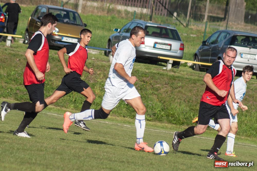 Zdjęcie w galerii na portalu naszraciborz.pl: Nerwowo na murawie w Brzeziu wiadomości z regionu