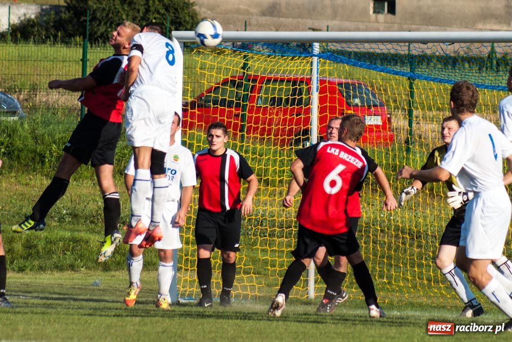 Zdjęcie w galerii na portalu naszraciborz.pl: Nerwowo na murawie w Brzeziu wiadomości z regionu