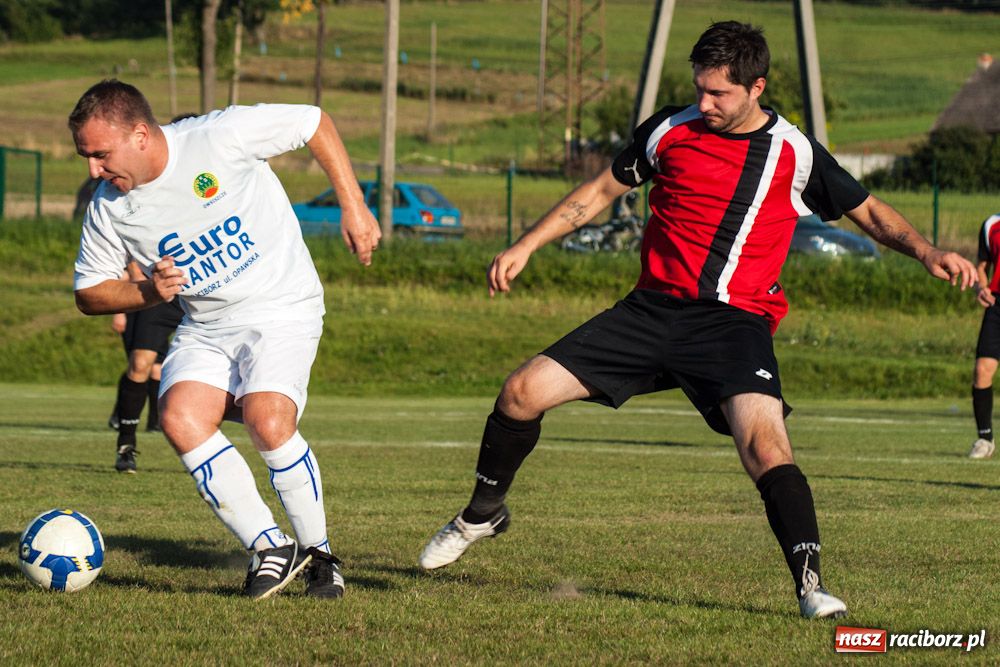 Zdjęcie w galerii na portalu naszraciborz.pl: Nerwowo na murawie w Brzeziu wiadomości z regionu