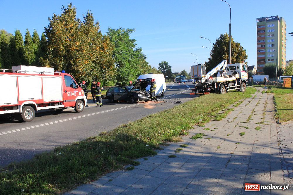 Zdjęcie w galerii na portalu naszraciborz.pl: Jedna osoba ranna w wypadku na Ostrogu wiadomości z regionu