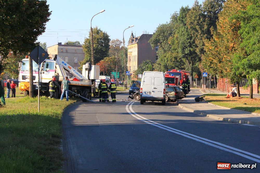 Zdjęcie w galerii na portalu naszraciborz.pl: Jedna osoba ranna w wypadku na Ostrogu wiadomości z regionu
