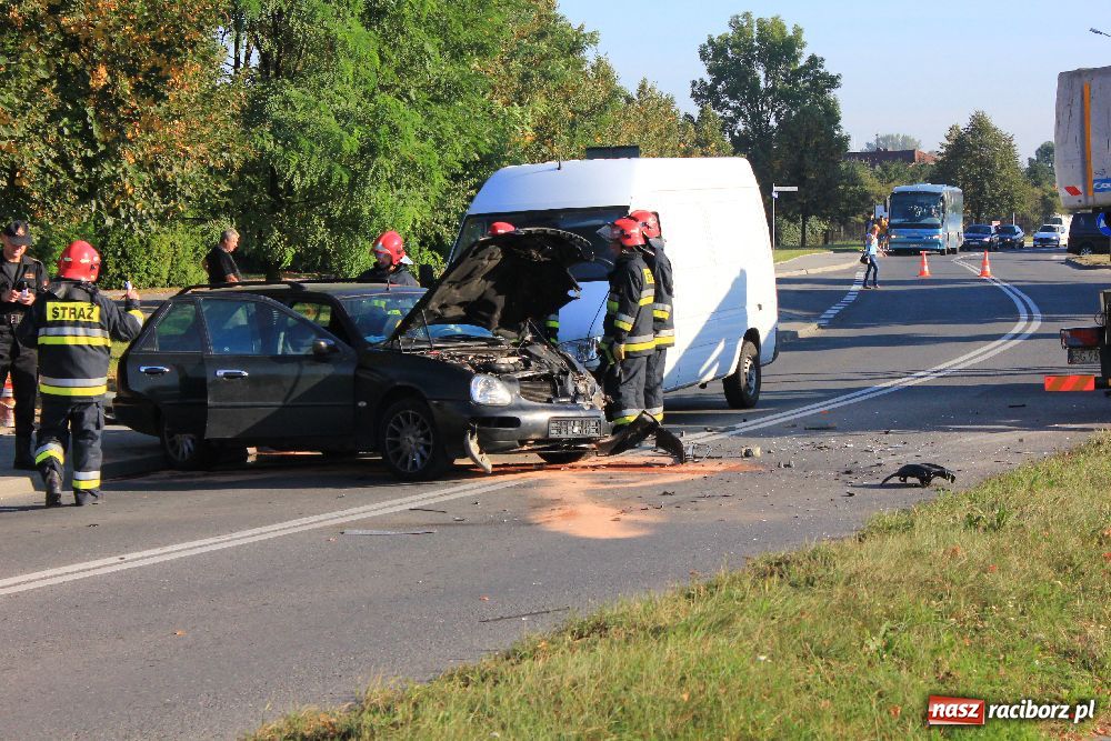 Zdjęcie w galerii na portalu naszraciborz.pl: Jedna osoba ranna w wypadku na Ostrogu wiadomości z regionu