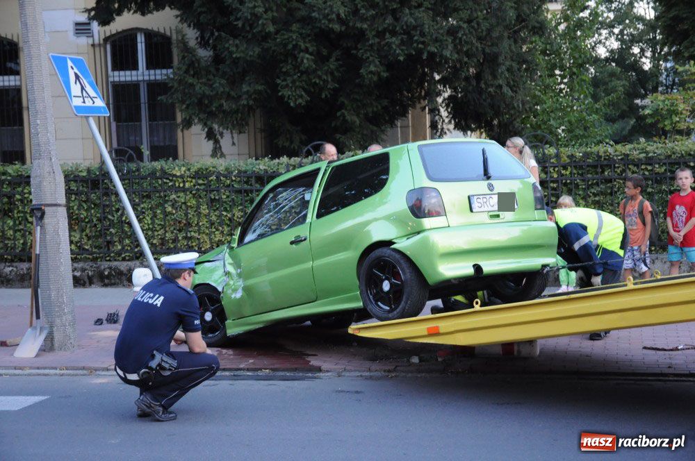 Zdjęcie w galerii na portalu naszraciborz.pl: Szarża 30-latka z polo zakończyła się na słupie. Kierowca wyszedł z opresji cało wiadomości z regionu