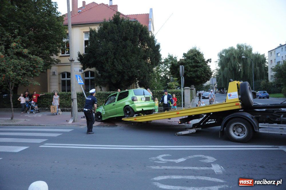 Zdjęcie w galerii na portalu naszraciborz.pl: Szarża 30-latka z polo zakończyła się na słupie. Kierowca wyszedł z opresji cało wiadomości z regionu