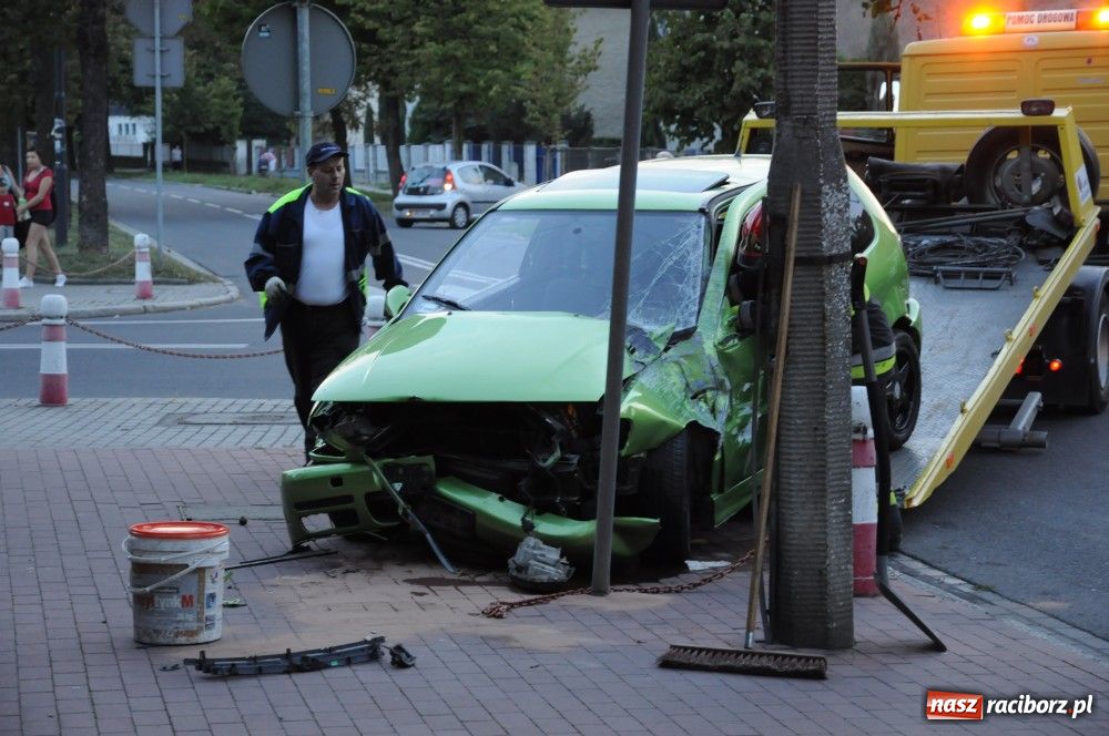 Zdjęcie w galerii na portalu naszraciborz.pl: Szarża 30-latka z polo zakończyła się na słupie. Kierowca wyszedł z opresji cało wiadomości z regionu
