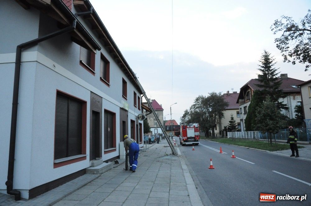 Zdjęcie w galerii na portalu naszraciborz.pl: Szarża 30-latka z polo zakończyła się na słupie. Kierowca wyszedł z opresji cało wiadomości z regionu