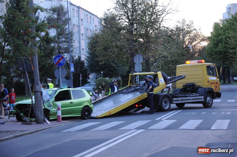 Zdjęcie w galerii na portalu naszraciborz.pl: Szarża 30-latka z polo zakończyła się na słupie. Kierowca wyszedł z opresji cało wiadomości z regionu