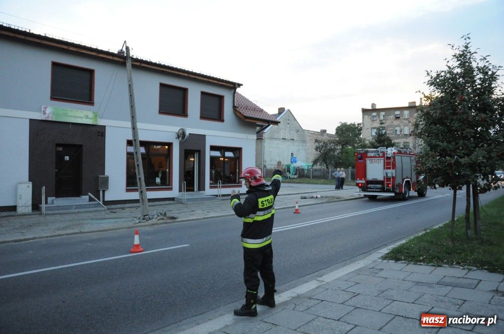 Zdjęcie w galerii na portalu naszraciborz.pl: Szarża 30-latka z polo zakończyła się na słupie. Kierowca wyszedł z opresji cało wiadomości z regionu