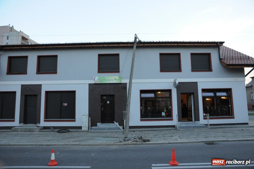 Zdjęcie w galerii na portalu naszraciborz.pl: Szarża 30-latka z polo zakończyła się na słupie. Kierowca wyszedł z opresji cało wiadomości z regionu