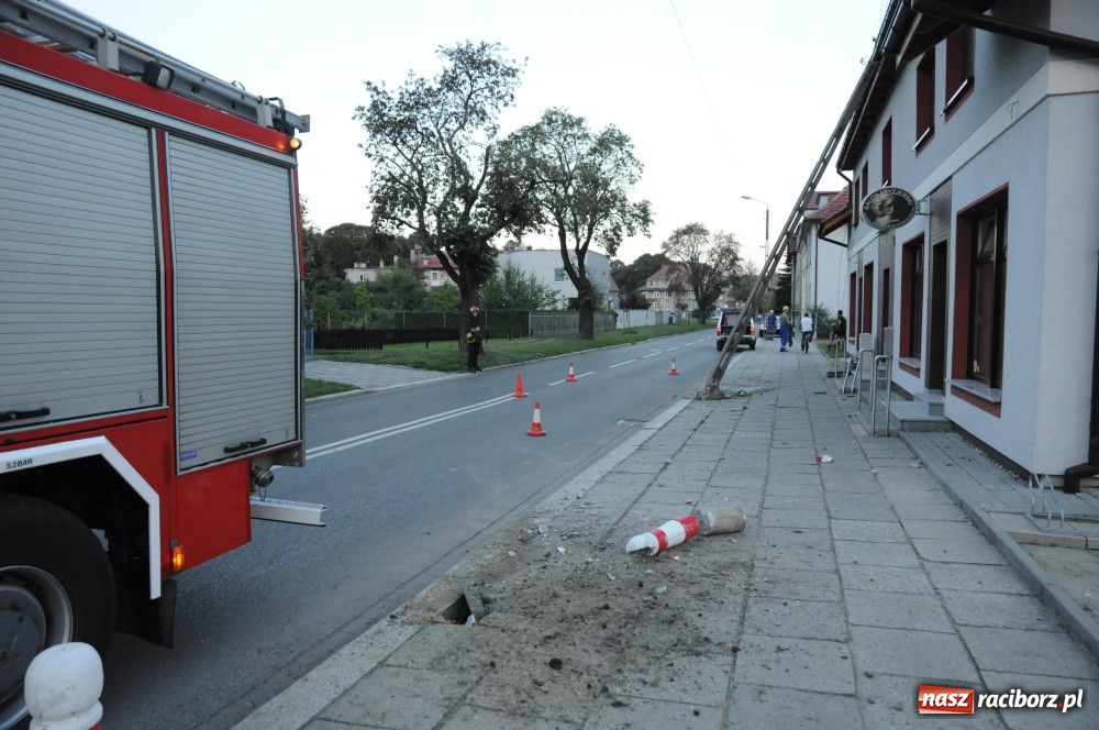 Zdjęcie w galerii na portalu naszraciborz.pl: Szarża 30-latka z polo zakończyła się na słupie. Kierowca wyszedł z opresji cało wiadomości z regionu