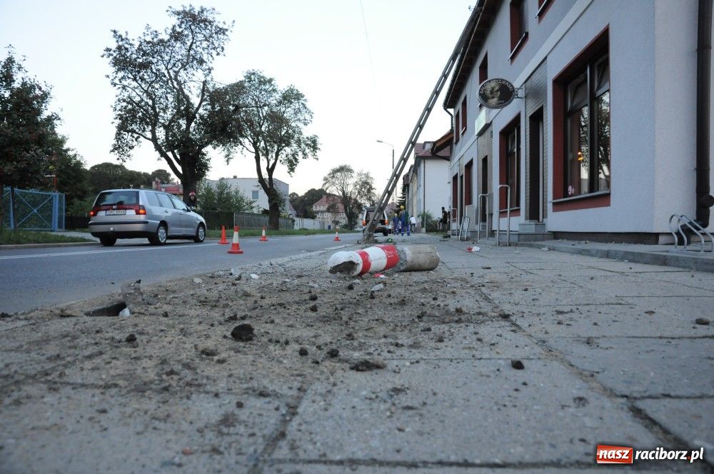 Zdjęcie w galerii na portalu naszraciborz.pl: Szarża 30-latka z polo zakończyła się na słupie. Kierowca wyszedł z opresji cało wiadomości z regionu