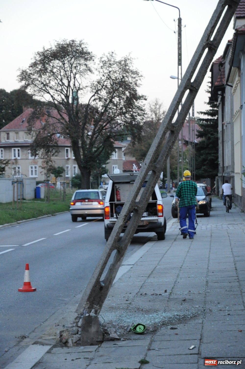 Zdjęcie w galerii na portalu naszraciborz.pl: Szarża 30-latka z polo zakończyła się na słupie. Kierowca wyszedł z opresji cało wiadomości z regionu