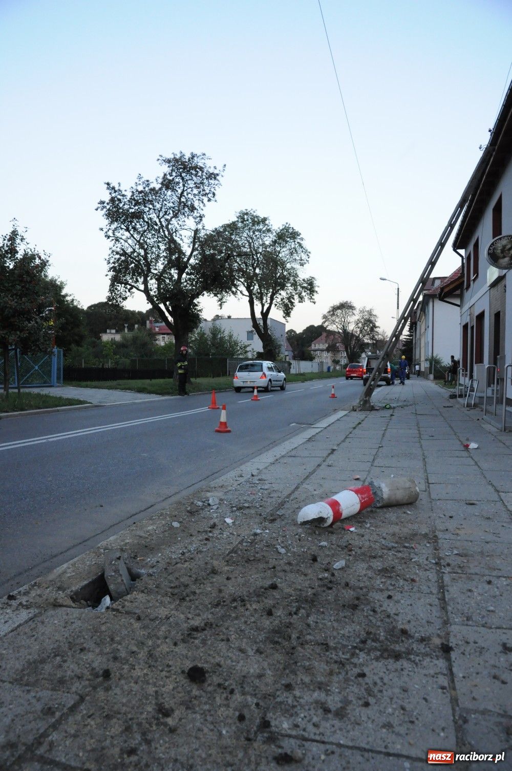 Zdjęcie w galerii na portalu naszraciborz.pl: Szarża 30-latka z polo zakończyła się na słupie. Kierowca wyszedł z opresji cało wiadomości z regionu