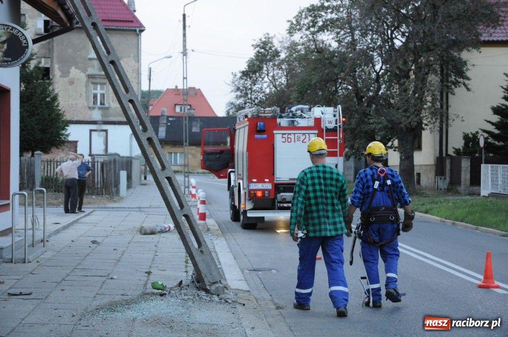 Zdjęcie w galerii na portalu naszraciborz.pl: Szarża 30-latka z polo zakończyła się na słupie. Kierowca wyszedł z opresji cało wiadomości z regionu