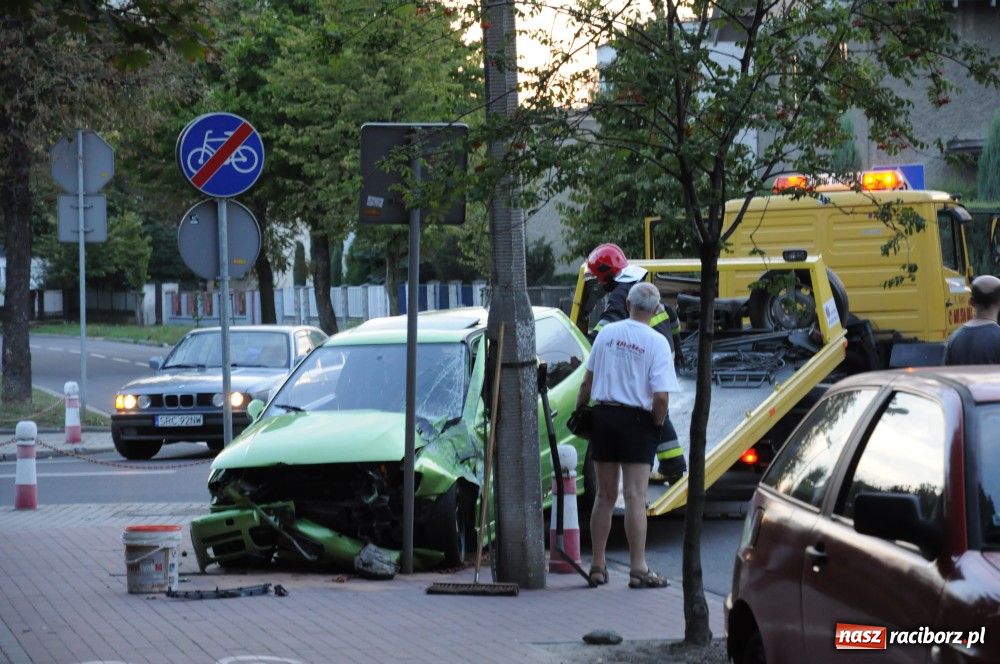 Zdjęcie w galerii na portalu naszraciborz.pl: Szarża 30-latka z polo zakończyła się na słupie. Kierowca wyszedł z opresji cało wiadomości z regionu