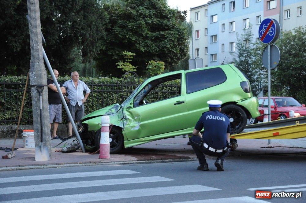 Zdjęcie w galerii na portalu naszraciborz.pl: Szarża 30-latka z polo zakończyła się na słupie. Kierowca wyszedł z opresji cało wiadomości z regionu