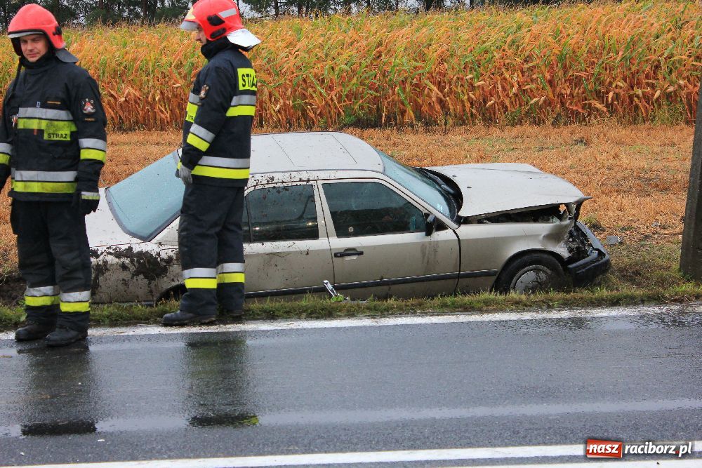 Zdjęcie w galerii na portalu naszraciborz.pl: W Bieńkowicach mercedes wypadł z drogi wiadomości z regionu