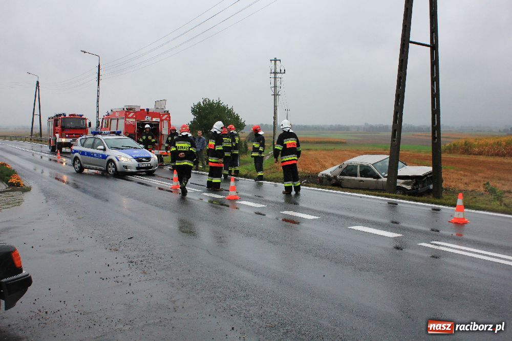 Zdjęcie w galerii na portalu naszraciborz.pl: W Bieńkowicach mercedes wypadł z drogi wiadomości z regionu