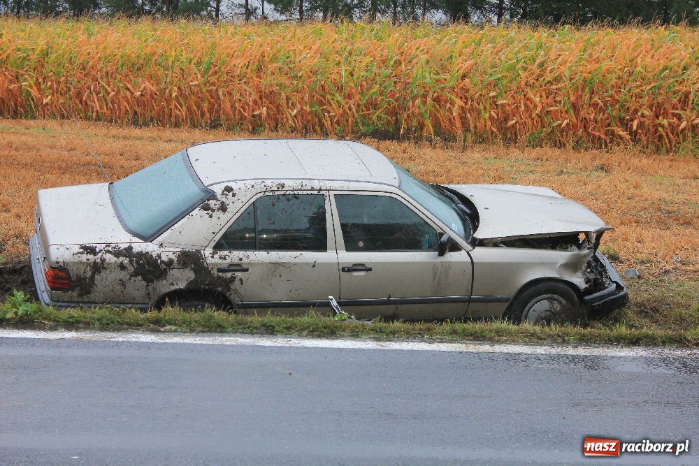 Zdjęcie w galerii na portalu naszraciborz.pl: W Bieńkowicach mercedes wypadł z drogi wiadomości z regionu