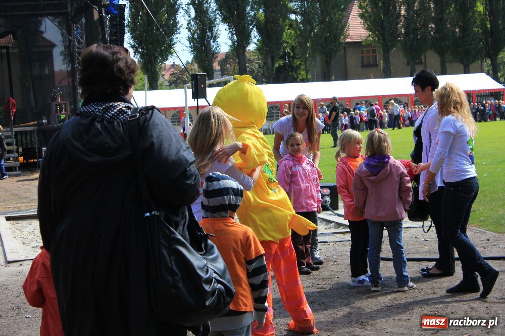 Zdjęcie w galerii na portalu naszraciborz.pl: Przedszkolaki bawiły się na stadionie PWSZ wiadomości z regionu