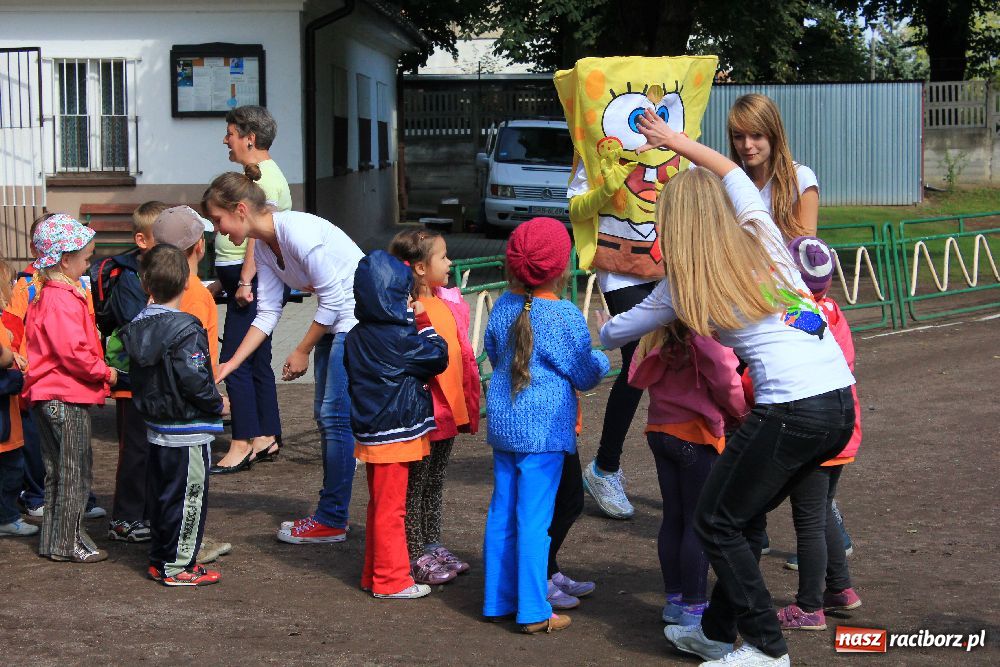 Zdjęcie w galerii na portalu naszraciborz.pl: Przedszkolaki bawiły się na stadionie PWSZ wiadomości z regionu