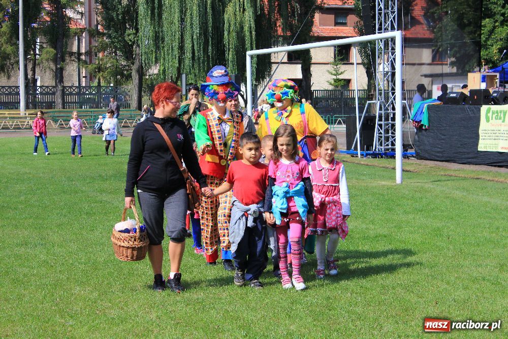 Zdjęcie w galerii na portalu naszraciborz.pl: Przedszkolaki bawiły się na stadionie PWSZ wiadomości z regionu