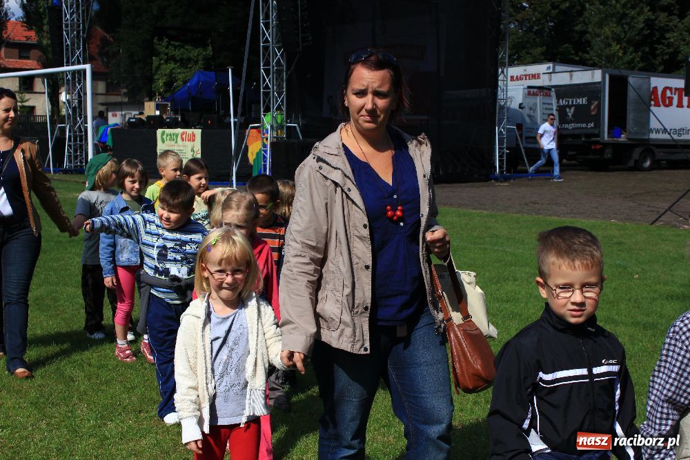 Zdjęcie w galerii na portalu naszraciborz.pl: Przedszkolaki bawiły się na stadionie PWSZ wiadomości z regionu