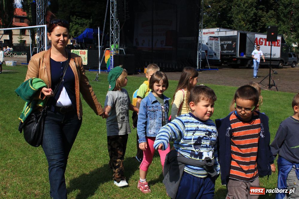 Zdjęcie w galerii na portalu naszraciborz.pl: Przedszkolaki bawiły się na stadionie PWSZ wiadomości z regionu