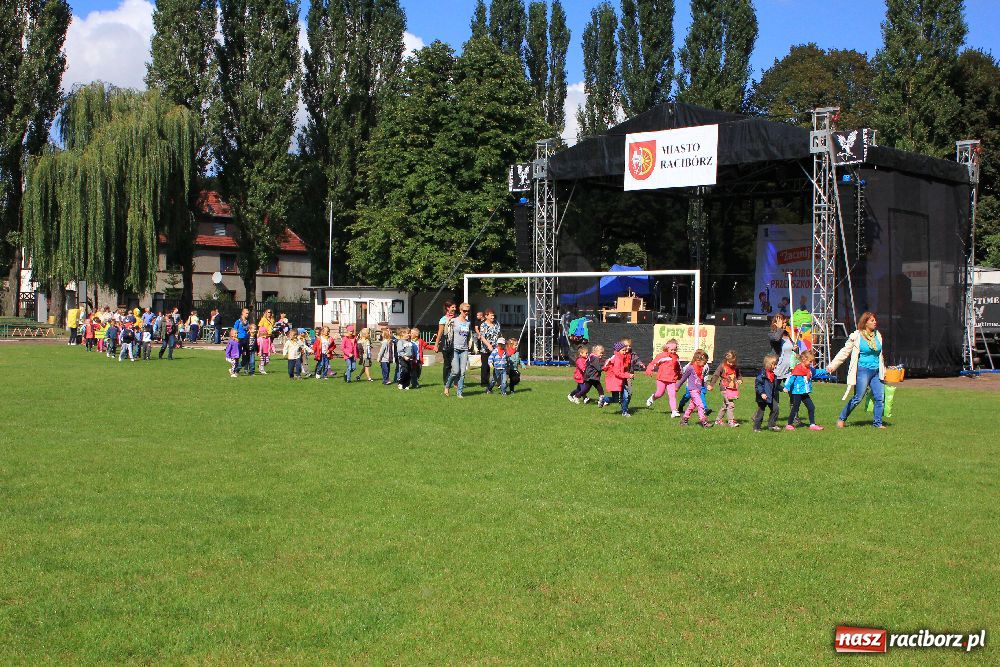 Zdjęcie w galerii na portalu naszraciborz.pl: Przedszkolaki bawiły się na stadionie PWSZ wiadomości z regionu