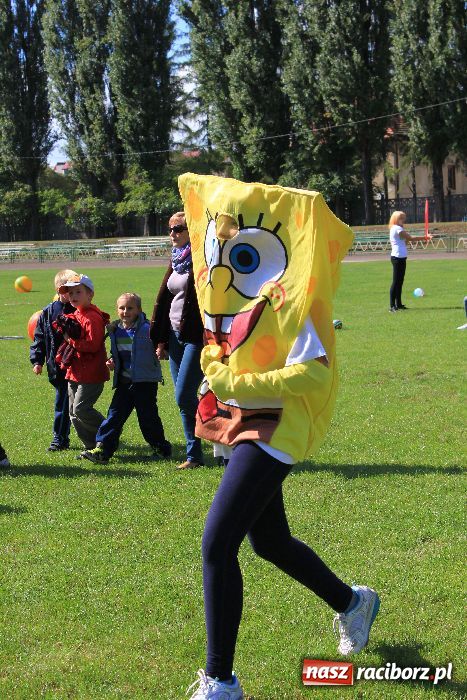 Zdjęcie w galerii na portalu naszraciborz.pl: Przedszkolaki bawiły się na stadionie PWSZ wiadomości z regionu