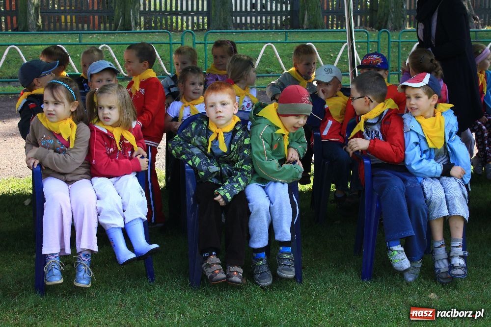 Zdjęcie w galerii na portalu naszraciborz.pl: Przedszkolaki bawiły się na stadionie PWSZ wiadomości z regionu