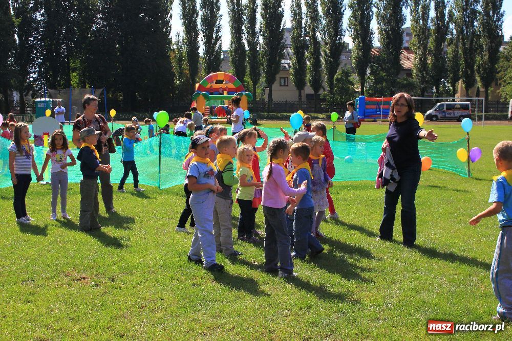 Zdjęcie w galerii na portalu naszraciborz.pl: Przedszkolaki bawiły się na stadionie PWSZ wiadomości z regionu