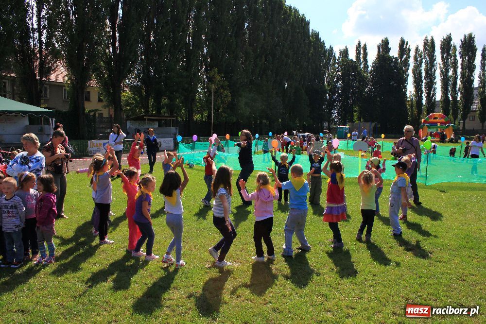 Zdjęcie w galerii na portalu naszraciborz.pl: Przedszkolaki bawiły się na stadionie PWSZ wiadomości z regionu
