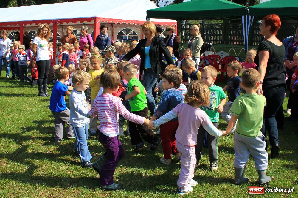 Zdjęcie w galerii na portalu naszraciborz.pl: Przedszkolaki bawiły się na stadionie PWSZ wiadomości z regionu