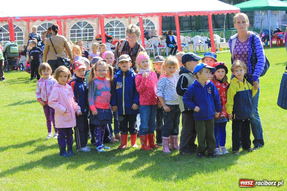 Zdjęcie w galerii na portalu naszraciborz.pl: Przedszkolaki bawiły się na stadionie PWSZ wiadomości z regionu