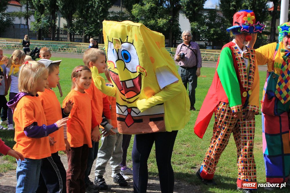 Zdjęcie w galerii na portalu naszraciborz.pl: Przedszkolaki bawiły się na stadionie PWSZ wiadomości z regionu