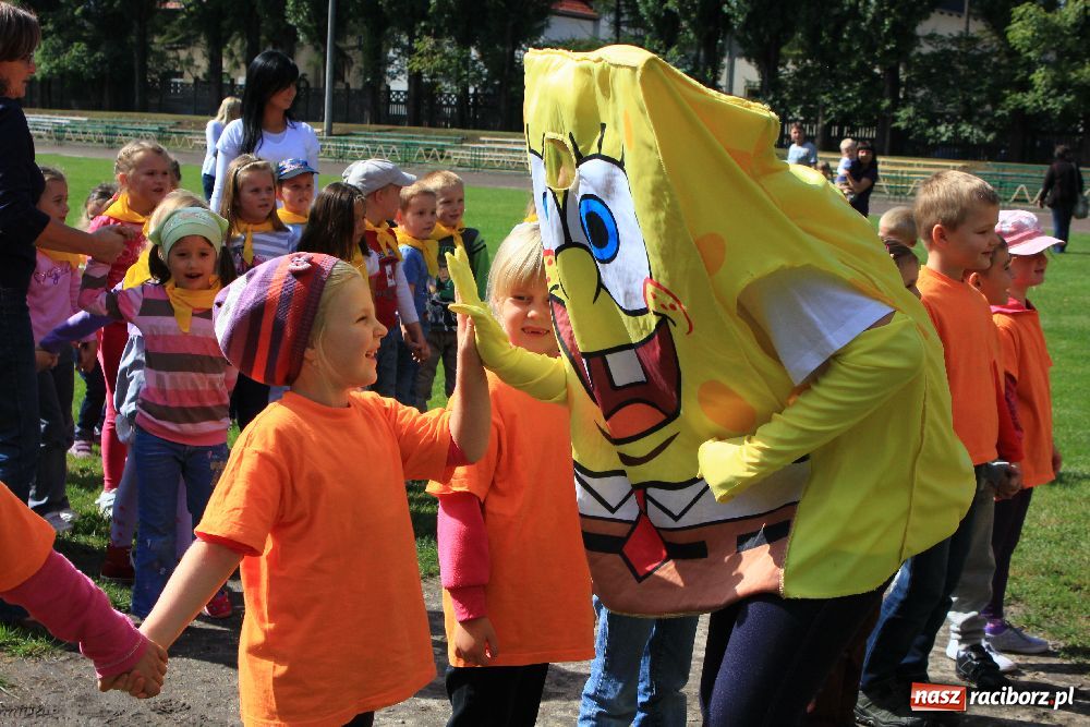 Zdjęcie w galerii na portalu naszraciborz.pl: Przedszkolaki bawiły się na stadionie PWSZ wiadomości z regionu