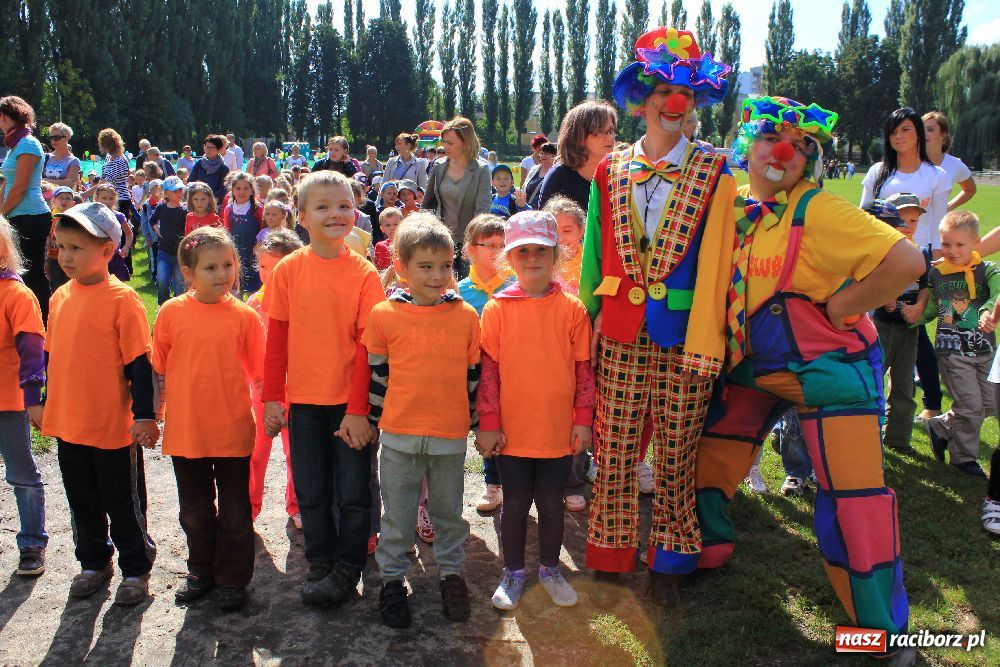 Zdjęcie w galerii na portalu naszraciborz.pl: Przedszkolaki bawiły się na stadionie PWSZ wiadomości z regionu