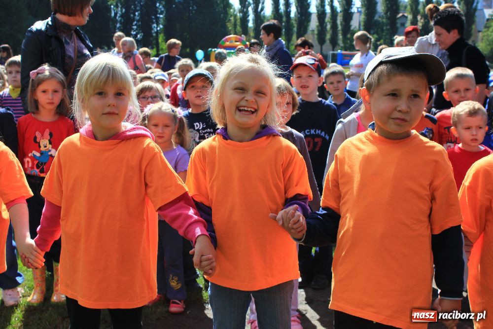 Zdjęcie w galerii na portalu naszraciborz.pl: Przedszkolaki bawiły się na stadionie PWSZ wiadomości z regionu