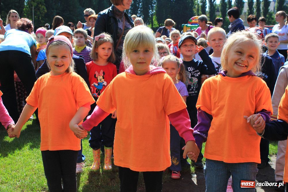 Zdjęcie w galerii na portalu naszraciborz.pl: Przedszkolaki bawiły się na stadionie PWSZ wiadomości z regionu
