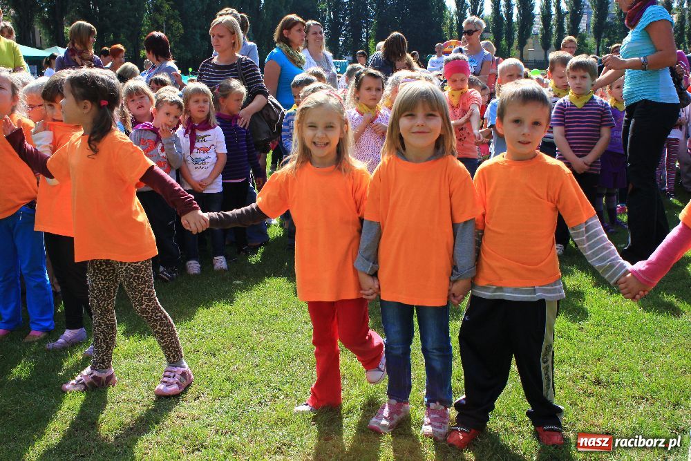 Zdjęcie w galerii na portalu naszraciborz.pl: Przedszkolaki bawiły się na stadionie PWSZ wiadomości z regionu