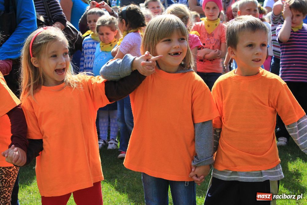 Zdjęcie w galerii na portalu naszraciborz.pl: Przedszkolaki bawiły się na stadionie PWSZ wiadomości z regionu