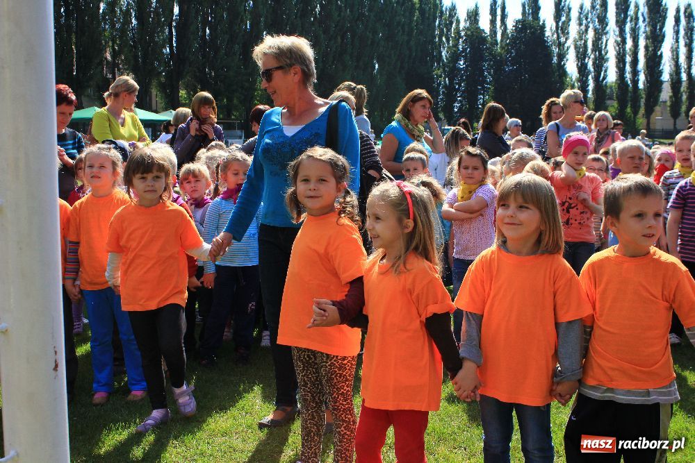 Zdjęcie w galerii na portalu naszraciborz.pl: Przedszkolaki bawiły się na stadionie PWSZ wiadomości z regionu
