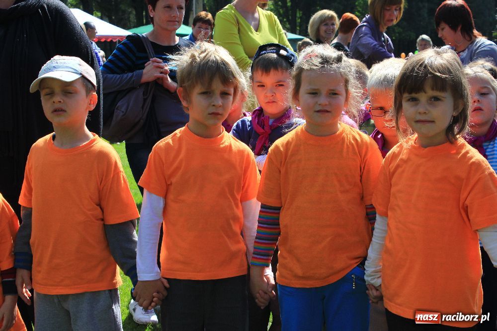 Zdjęcie w galerii na portalu naszraciborz.pl: Przedszkolaki bawiły się na stadionie PWSZ wiadomości z regionu