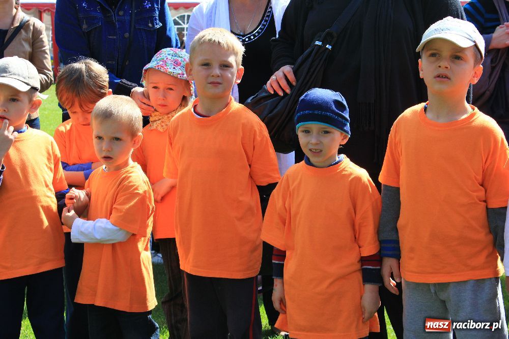 Zdjęcie w galerii na portalu naszraciborz.pl: Przedszkolaki bawiły się na stadionie PWSZ wiadomości z regionu