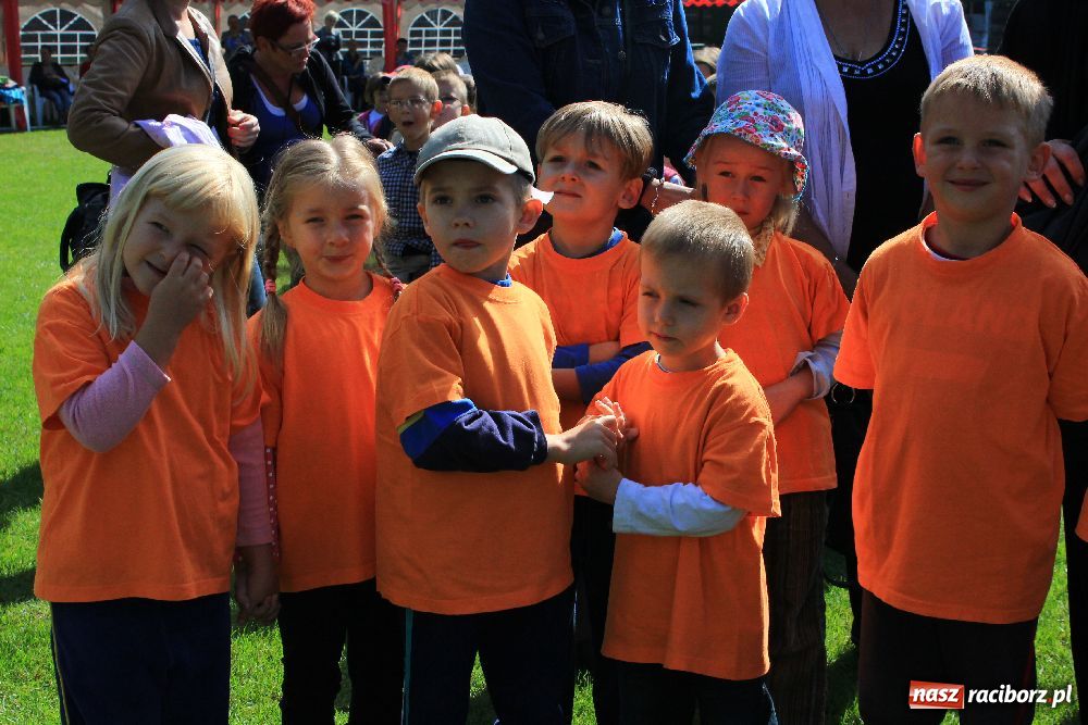 Zdjęcie w galerii na portalu naszraciborz.pl: Przedszkolaki bawiły się na stadionie PWSZ wiadomości z regionu