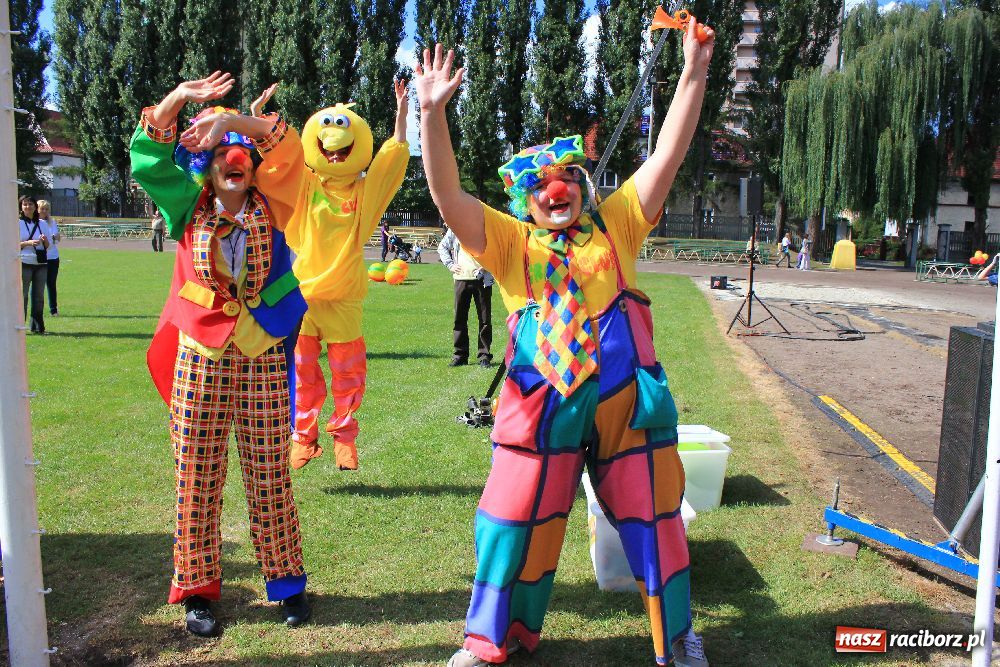 Zdjęcie w galerii na portalu naszraciborz.pl: Przedszkolaki bawiły się na stadionie PWSZ wiadomości z regionu